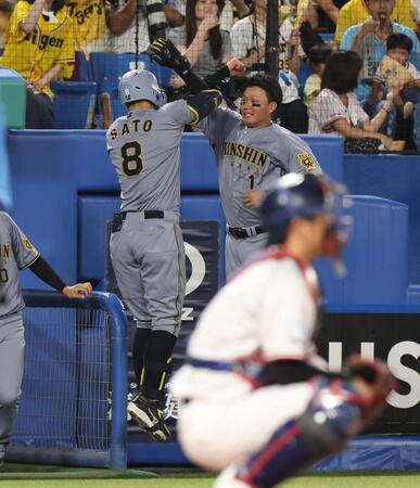 　４回、右越えソロを放ち、森下（右）と喜ぶ佐藤輝（撮影・佐々木彰尚）