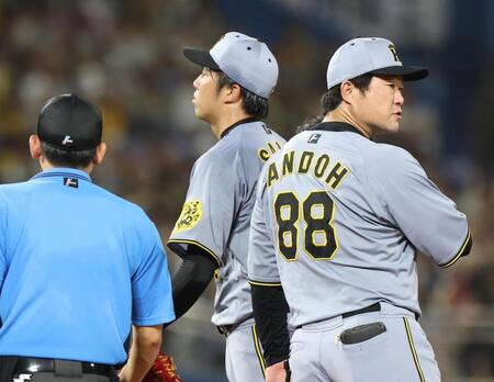 　６回裏、治療に向かう才木（撮影・佐々木彰尚）