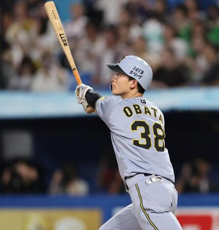 　４回、２打席連続でソロを放つ小幡（撮影・田中太一）