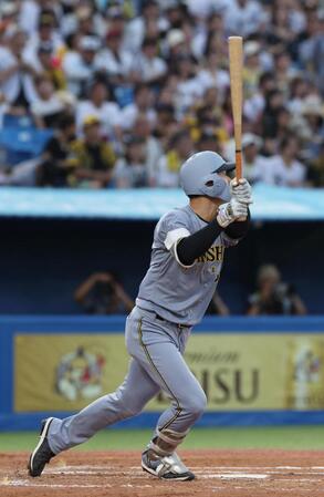 　２回、小幡は中越えにソロを放つ（撮影・佐々木彰尚）