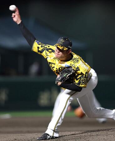 　８回から登板する小川（撮影・北村雅宏）