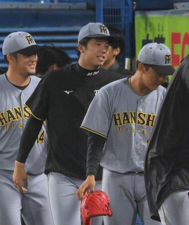 　９勝目を挙げ、ナインとハイタッチする才木（撮影・伊藤笙子）