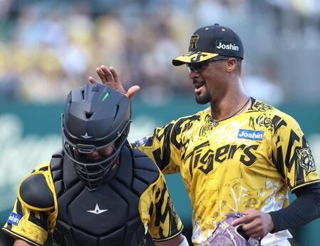 　２回、嶋村の頭を軽く触れながらベンチに戻るデュプランティエ（右）＝撮影・北村雅宏