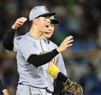 　チームの勝利に貢献し、ナインと喜び合う佐藤輝（撮影・田中太一）