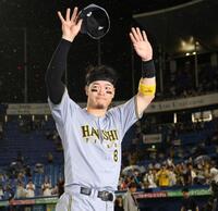 　お立ち台でファンの声援に応える佐藤輝（撮影・田中太一）