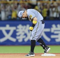 　１０回、適時二塁打を放ち叫ぶ佐藤輝（撮影・佐々木彰尚）