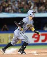 　１０回、佐藤輝は右越えに適時二塁打を放つ（撮影・佐々木彰尚）