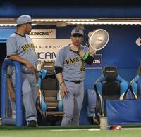 　６回、審判の判定を聞いた藤川監督（撮影・佐々木彰尚）