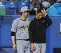 　岩崎に声をかける藤川監督（撮影・佐々木彰尚）