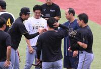 　タッチを交わす才木（左）と青柳