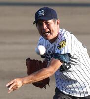 　ファーストピッチセレモニーでボールを投じる阪神ＯＢ・田村勤氏（撮影・北村雅宏）