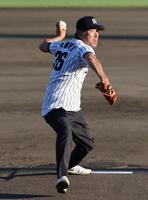 　ファーストピッチセレモニーでボールを投じる阪神ＯＢ・田村勤氏（撮影・北村雅宏）