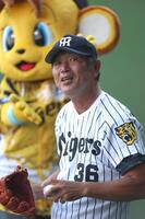 　ファーストピッチセレモニーに登場する阪神ＯＢ・田村勤氏（撮影・北村雅宏）