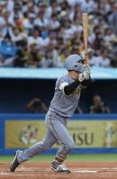 　２回、小幡は中越えにソロを放つ（撮影・佐々木彰尚）