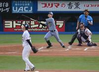 　２回、小幡が右越にソロを放つ（投手・吉村）＝撮影・堀内翔