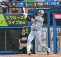 　２回、中越えソロを放つ小幡（撮影・伊藤笙子）