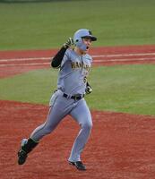 　２回、ソロを放ちガッツポーズをする高寺（撮影・堀内翔）