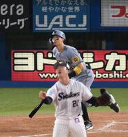 　４回、佐藤輝が右越にソロを放つ（投手・吉村）＝撮影・堀内翔