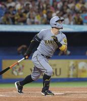 　４回、佐藤輝は右越えにソロを放つ（撮影・佐々木彰尚）