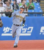 　２回、右越えソロを放ち、ほえながらダイヤモンドを一周する高寺（撮影・伊藤笙子）