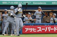 　２回、中越えソロを放った小幡を出迎える藤川監督（撮影・佐々木彰尚）