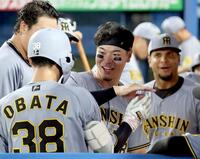 　４回、２打席連続で本塁打を放った小幡（手前）を祝福する佐藤輝（撮影・田中太一）