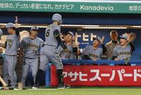 　４回、右越えソロを放った佐藤輝を出迎える藤川監督（撮影・佐々木彰尚）