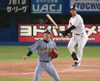 　５回、沢井（後方）を空振り三振に仕留めた才木（撮影・堀内翔）