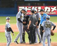 　６回、指先を気にする才木（撮影・堀内翔）