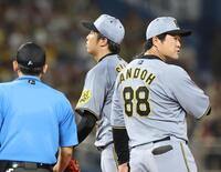 　６回裏、治療に向かう才木（撮影・佐々木彰尚）