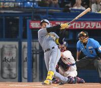 　８回、センターオーバーの三塁打を放つ森下（撮影・伊藤笙子）