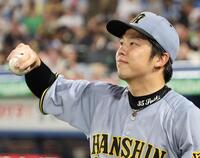 　４回、ベンチ前でキャッチボールをする才木（撮影・田中太一）