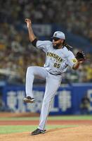 　８回に登板したドリス（撮影・佐々木彰尚）