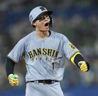 　８回、三塁打を放ち声を張り上げる森下（撮影・田中太一）