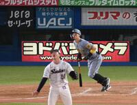 　４回、佐藤輝が右越にソロを放つ（投手・吉村）＝撮影・堀内翔