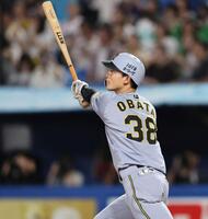 　４回、２打席連続でソロを放つ小幡（撮影・田中太一）