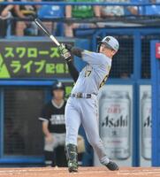 　２回、右越えソロを放つ高寺（撮影・伊藤笙子）