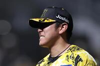 　８回、１点を失い、イニング間を抑えた小川は悔しげにベンチに戻る（撮影・北村雅宏）