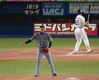 　６回、村上（右）を空振り三振に仕留めた才木（撮影・堀内翔）