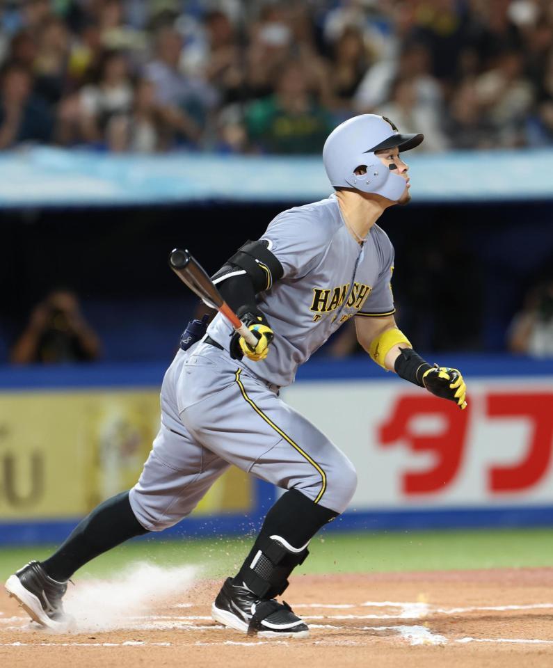 　１０回、佐藤輝は右越えに適時二塁打を放つ（撮影・佐々木彰尚）