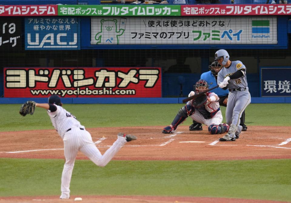 　２回、坂本が中前打を放つ（投手・高梨）＝撮影・堀内翔