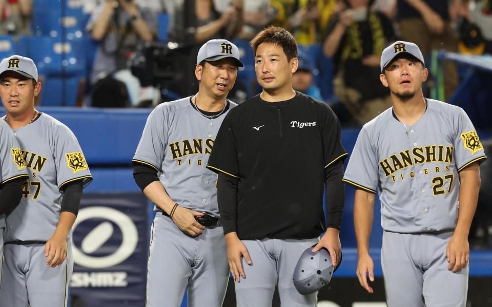 　岩崎と話す藤川監督（撮影・佐々木彰尚）