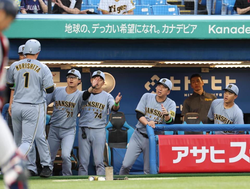 　１回、大山の時に高梨が暴投。生還した三塁走者・森下を出迎える藤川監督（撮影・佐々木彰尚）