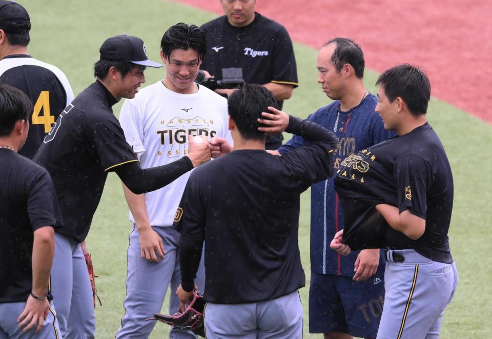 　タッチを交わす才木（左）と青柳