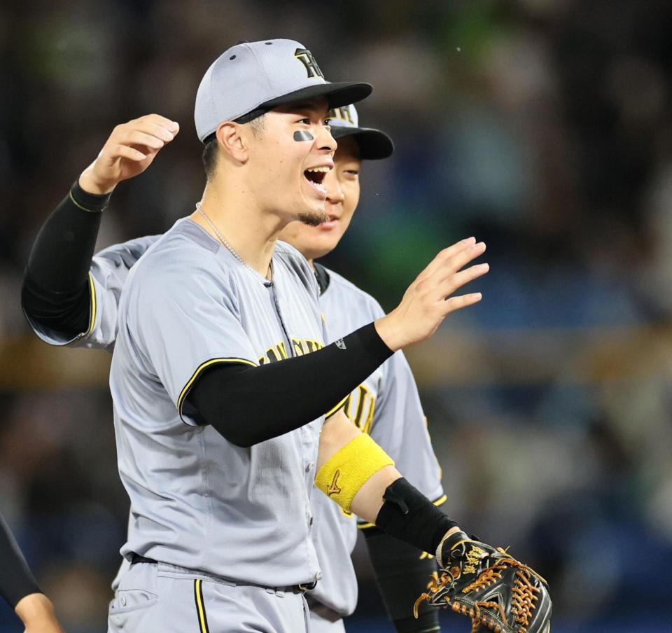 　チームの勝利に貢献し、ナインと喜び合う佐藤輝（撮影・田中太一）