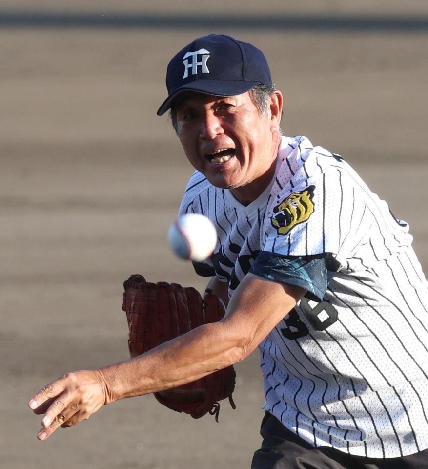 　ファーストピッチセレモニーでボールを投じる阪神ＯＢ・田村勤氏（撮影・北村雅宏）