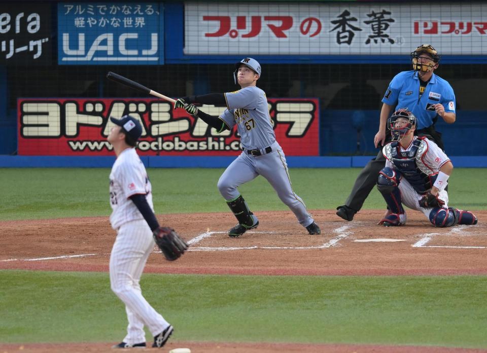 　２回、小幡が右越にソロを放つ（投手・吉村）＝撮影・堀内翔