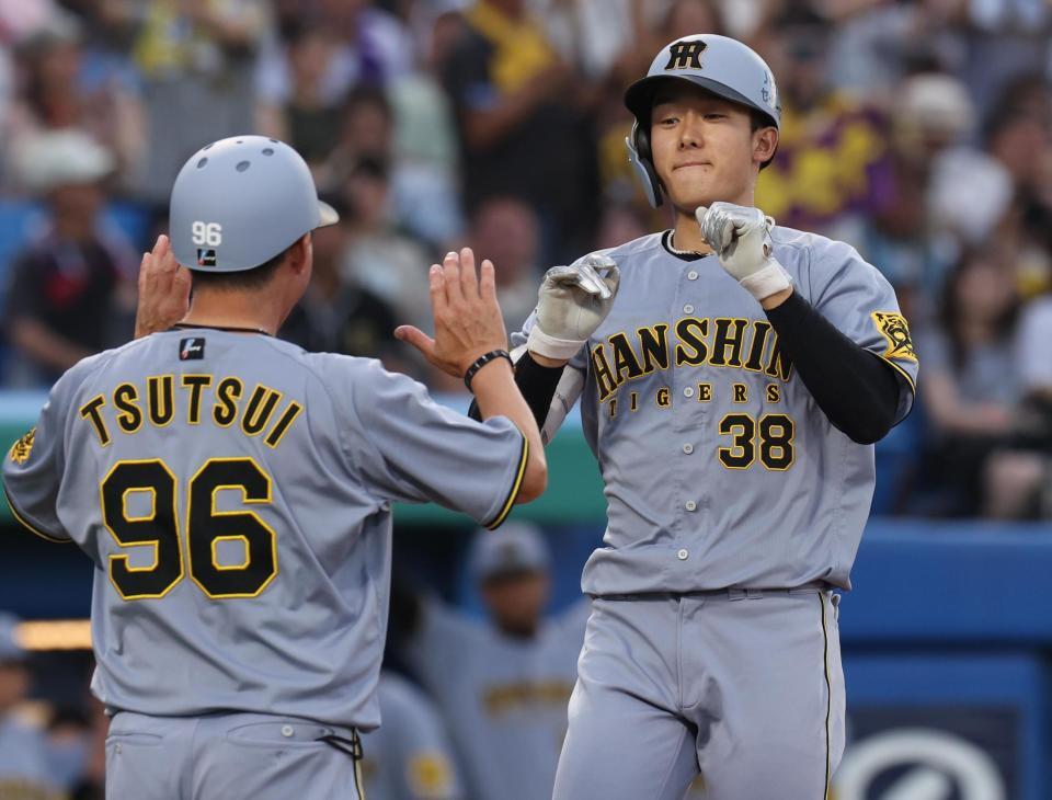 　２回、中越えソロを放ち生還する小幡（撮影・佐々木彰尚）