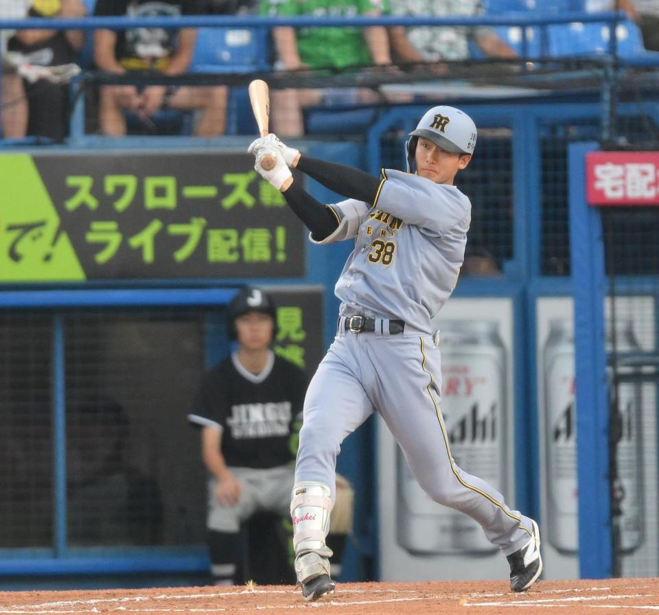 　２回、中越えソロを放つ小幡（撮影・伊藤笙子）