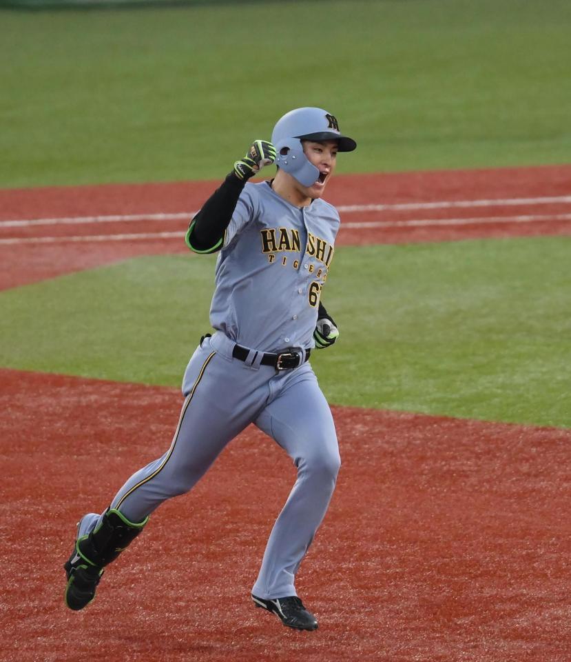 　２回、ソロを放ちガッツポーズをする高寺（撮影・堀内翔）